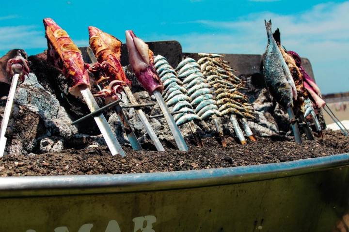 La playa en Málaga es sinónimo de pescado espetado. Foto: Facebook Rocamar