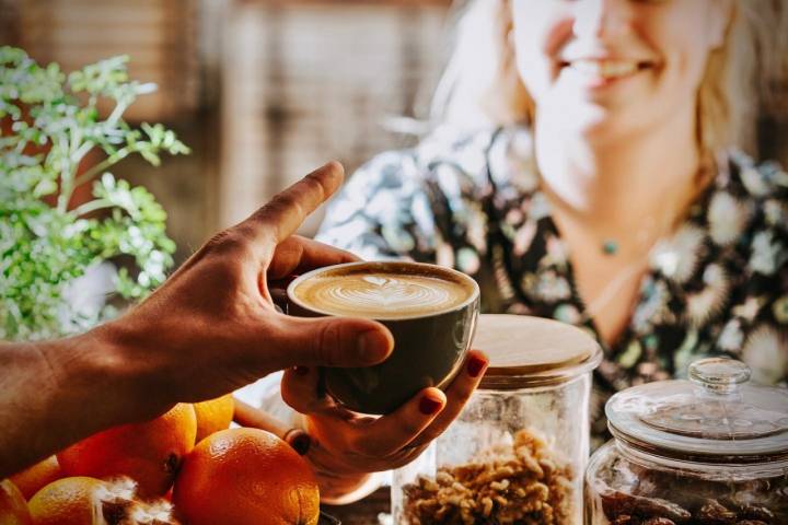 Café preparado por un barista para empezar la mañana en Donostia. Foto: Facebook 'Maiatza'