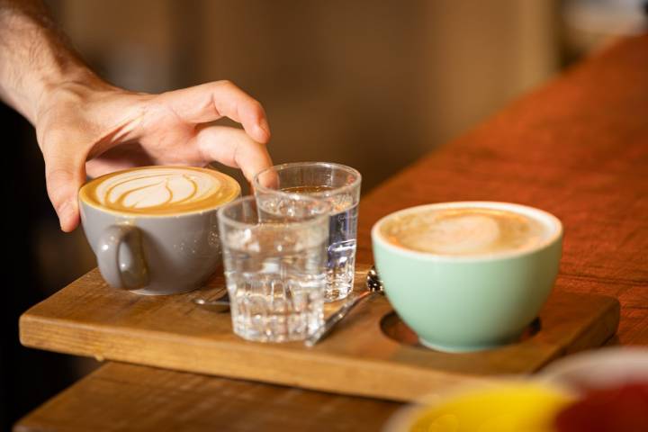 Compartir un par de tazas de buen café con su correspondiente vaso de agua en 'Pionero'. Foto cedida