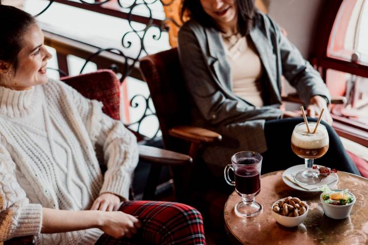 El Llar y el Hot Toddy son algunos de los cócteles calientes que se sirven en esta coctelería de Gijón. Foto: Facebook 'Varsovia'