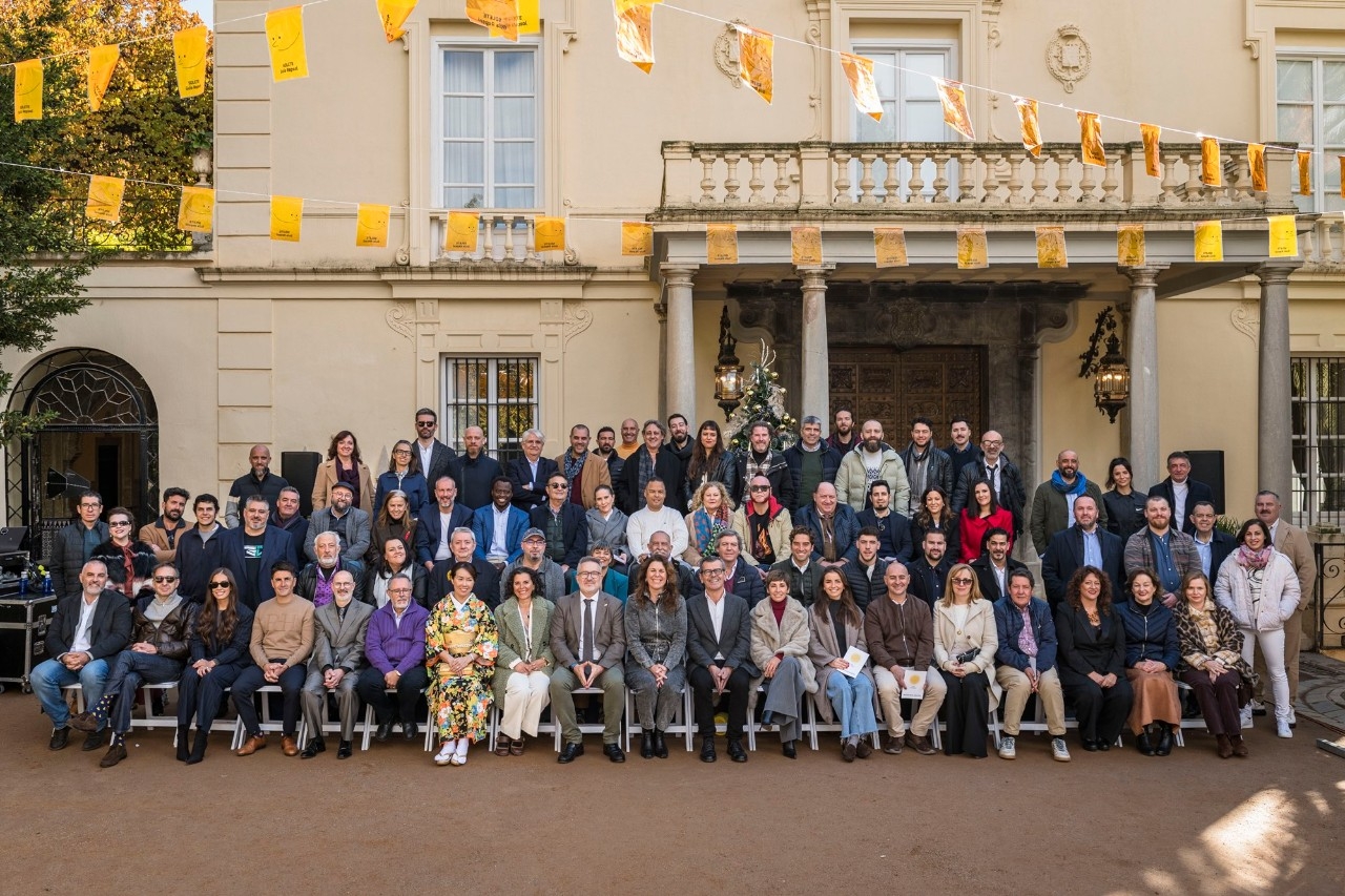 Los Soletes granadinos junto a María Ritter; Antonio Diaz, diputado de Fondos Europeos, Desarrollo, Industria y Empleo y el concejal de cultura del Ayuntamiento de Granada, Juan Ramón Ferreira.
