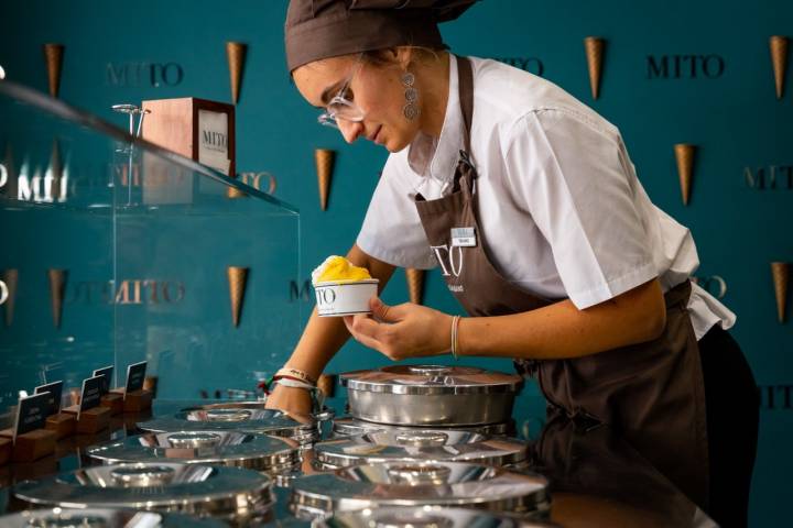 Una empleada sirve un helado de la heladería MITO (Sevilla)