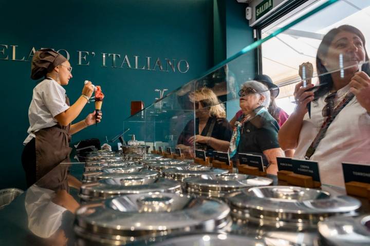 Despachando helados en la heladería MITO (Sevilla)