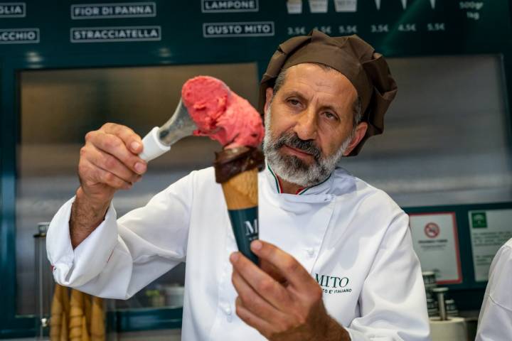 Giuseppe Di Bella preparando un helado en su heladería MITO (Sevilla)