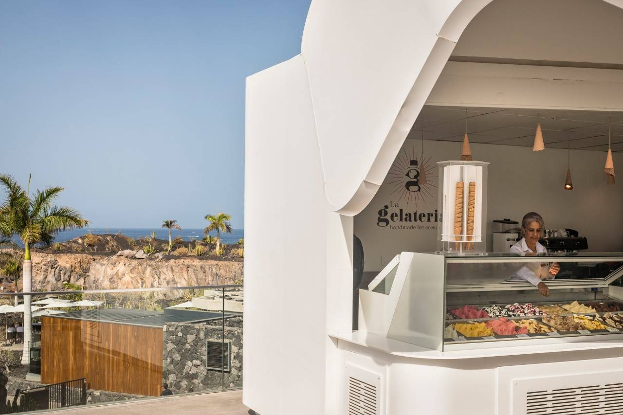 Un helado con vistas a la playa de la Entramada en ‘La Gelateria by Royal Hideaway’.