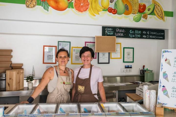 Laura y Jenifer, tras el mostrador de ‘Il Gelato del Mercato Los Cristianos. 