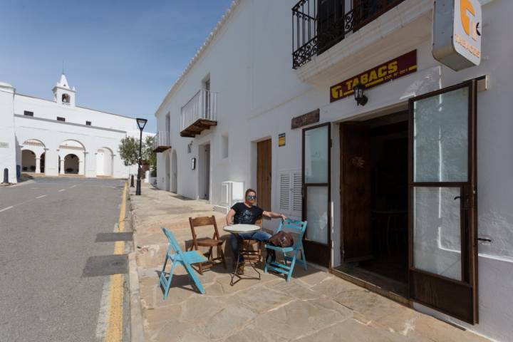 El bar-estanco ‘Can Xico de Sa Torre’ en Sant Miquel (Ibiza), es uno de los lugares favoritos del compositor Nacho Cano. Foto: Sergio Lara