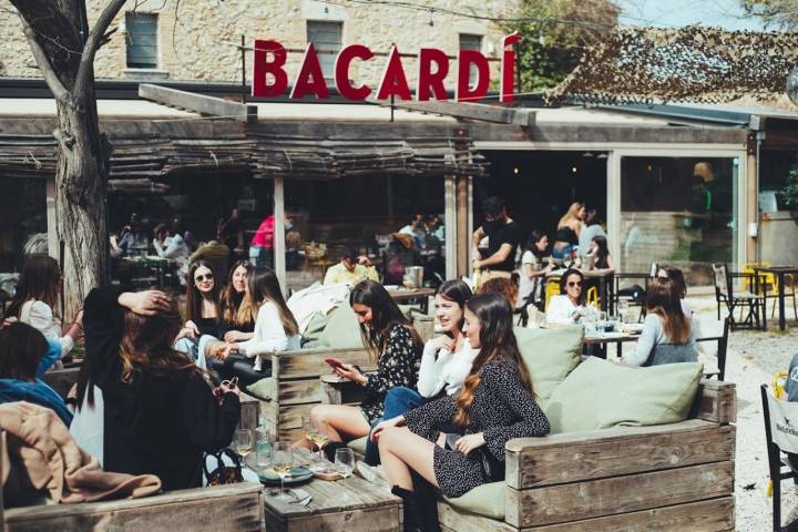 Uno de los grandes placeres del entretiempo: el vermut al aire libre. Foto: Facebook ‘Funky Pizza Palafrugell’ 