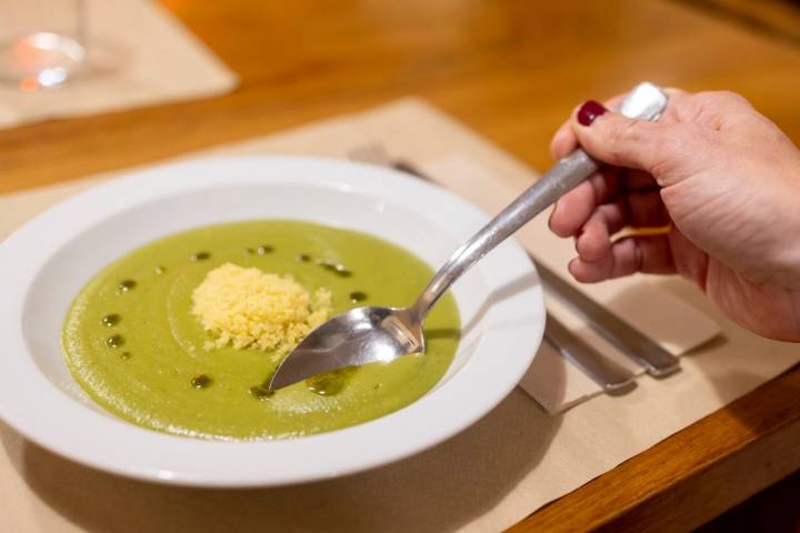 En 'Sarasate' la crema de guisantes también lleva brócoli, albahaca y cous cous.