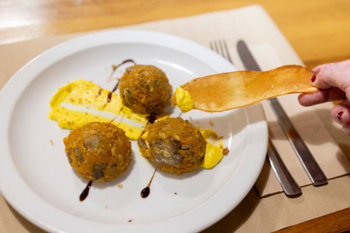 Albóndigas de calabaza y setas con alioli vegano de manzana.