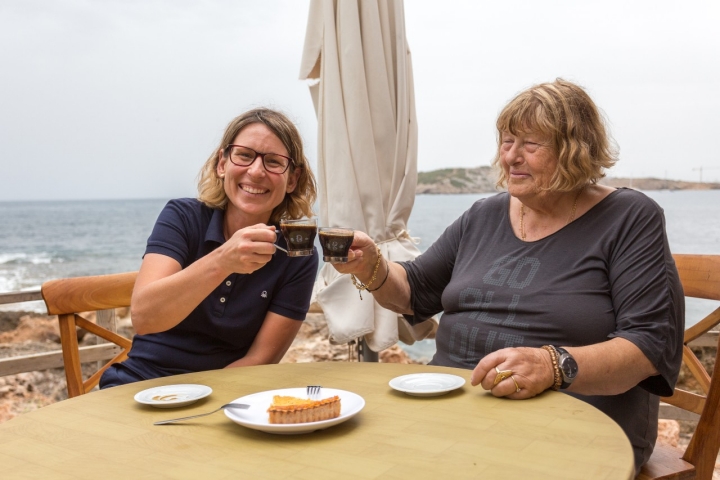 Míriam y María, sobrina y tía, toda una vida en el chiringuito