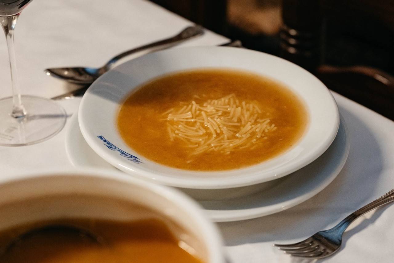 En la sopa de cocido, siempre fideos finos. Foto: Facebook 'La Gran Tasca'