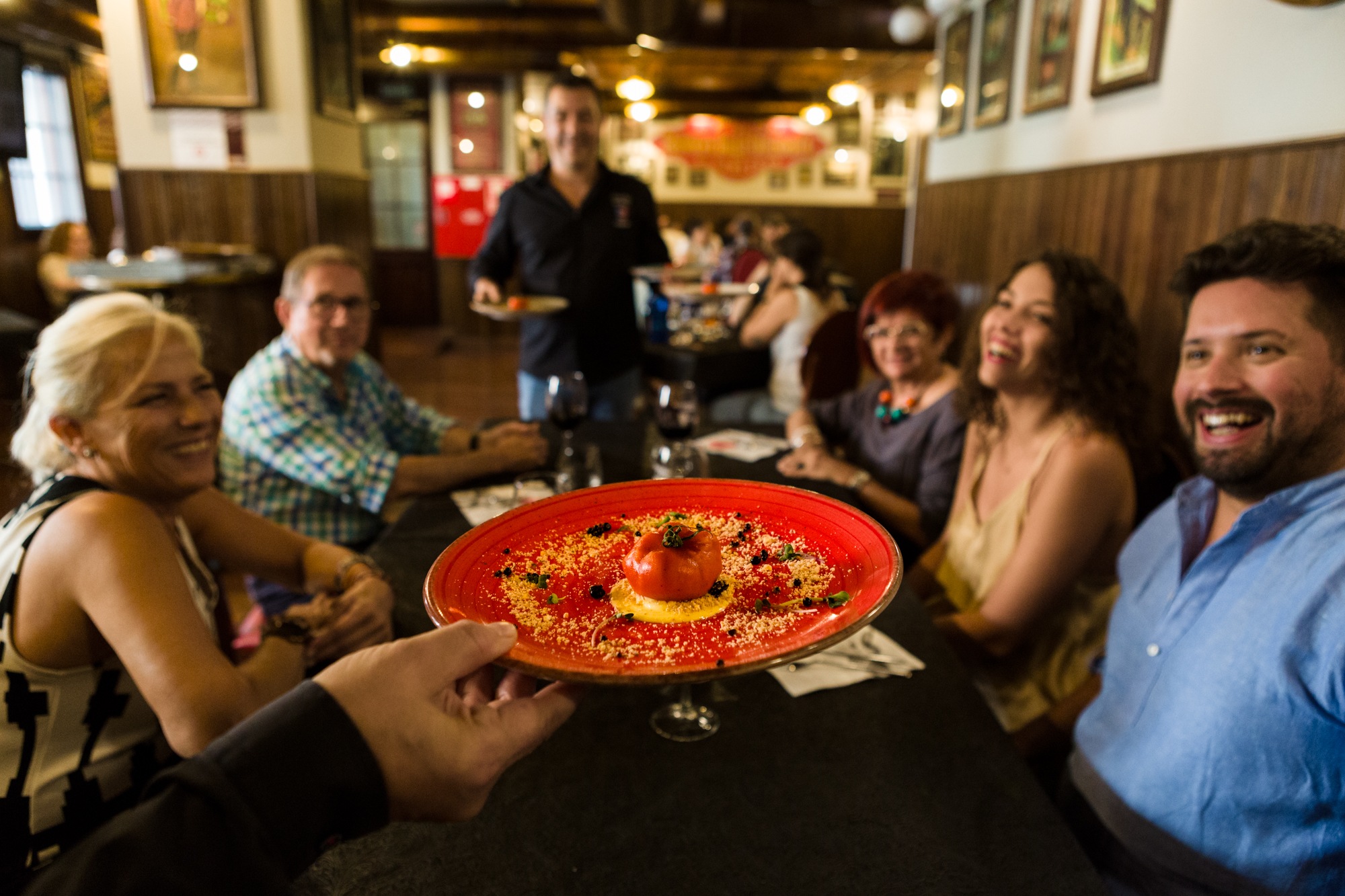 Restaurante Mazmorra by Macera. Trampantojo de tomate: brandada de bacalao con gelatina de piquillos y tierra de frutos secos con perlas de Módena.