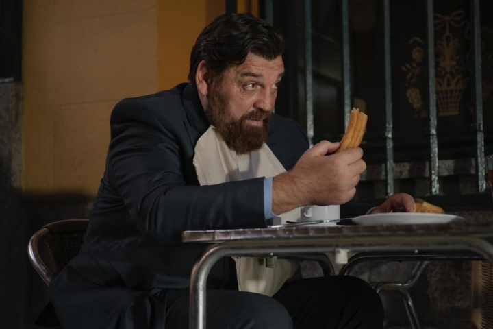 La hamburguesa de rabo de toro que sirven en un restaurante de la sierra de Madrid y que enamora a Hovik Keuchkerian, actor de ‘La casa de papel’
