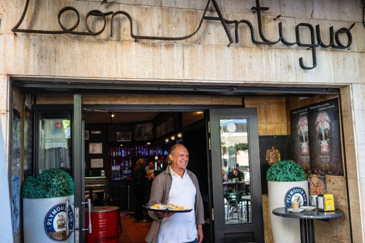 Tomás, propietario de León Antiguo, sirviendo pinchos