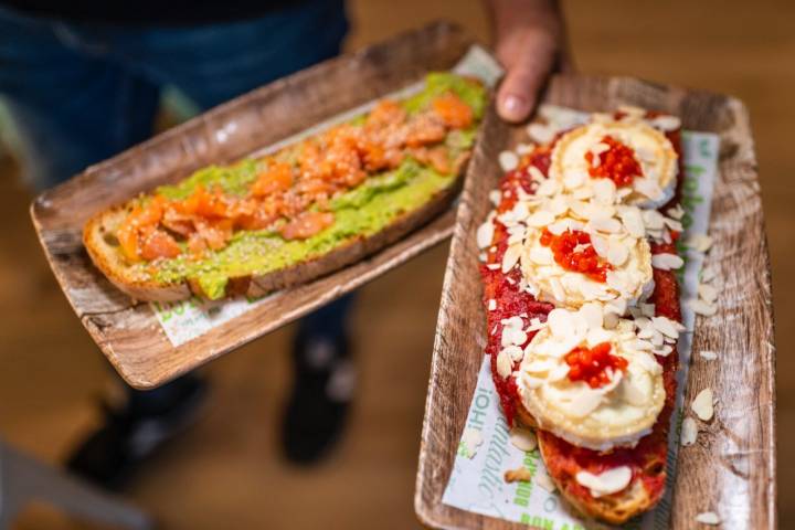 Tostas, dulce y salada, de cafetería Sonríe de León.