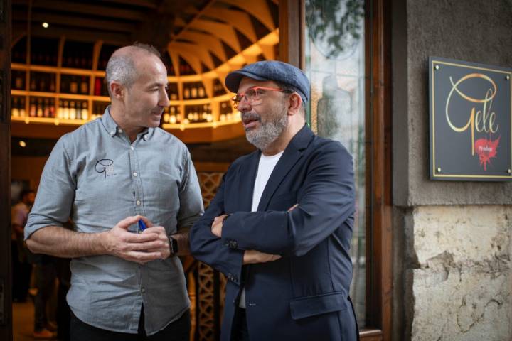 Jesús Sánchez charlando con Ramón Cruz, de 'Mesón Gele'.