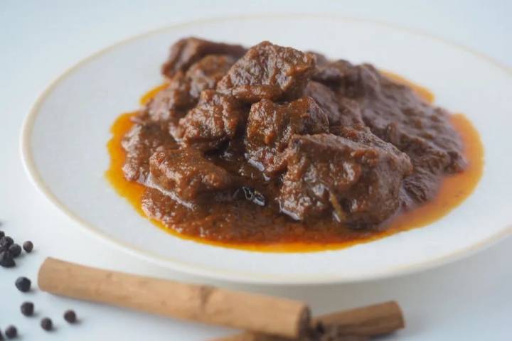 El 'rendang' es curry de ternera estilo indonesio y en 'Harum Manis' lo hacen muy rico. Foto: Facebook 'Harum Manis'