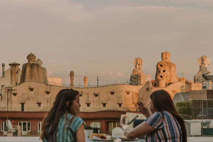 Picar algo con vistas a la azotea de La Pedrera. Foto: Facebook ‘Hotel Sir Víctor’