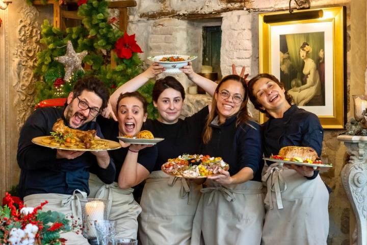 El equipo de 'Petit Cuisine' posa con su menú navideño. Foto: Facebook 'Petit Cuisine'