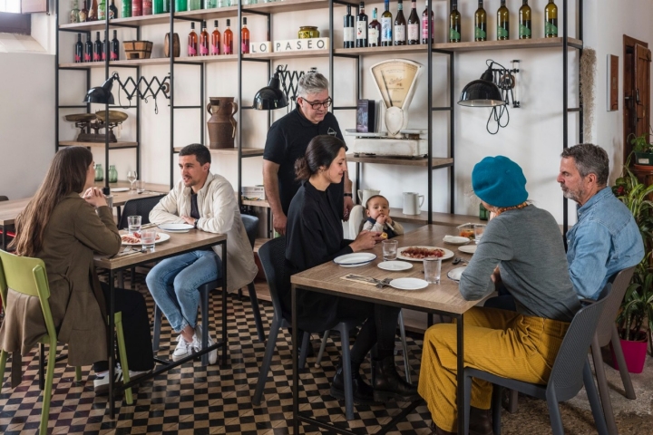 LO Paseo salón con los comensales