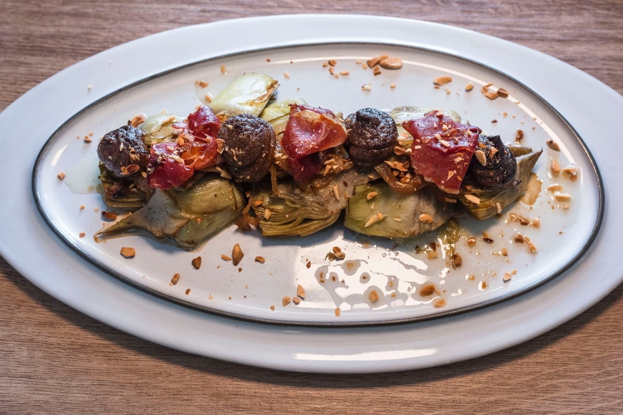 Alcachofas con cebolla caramelixada y alioli de ajo negro