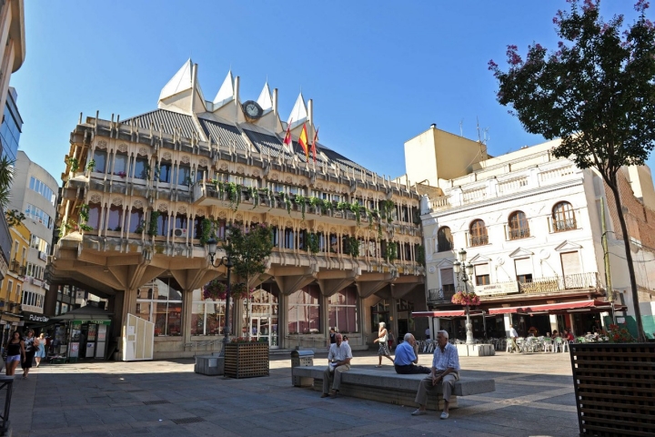 El original Ayuntamiento lleva el sello del arquitecto Fernando Higueras. Foto: Shutterstock.