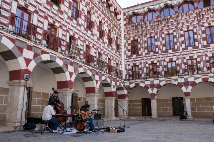 Músicos callejeros amenizan la plaza Alta. Foto: Shutterstock.