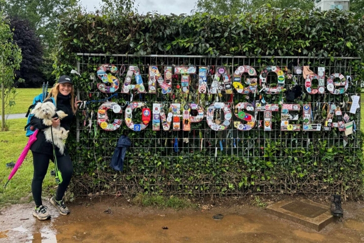 Una mujer con su mascota en Santiago de Compostela.
