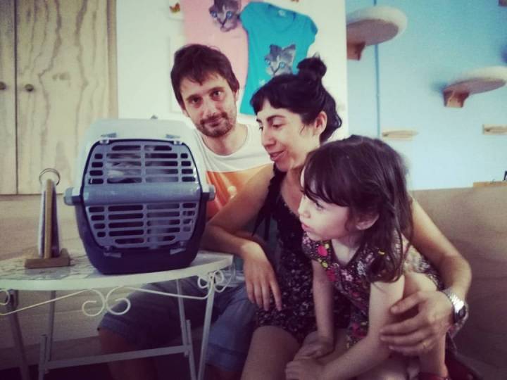 Una de las familias que se ha animado a adoptar un gato. Foto: Espai DeGats Cat Café.