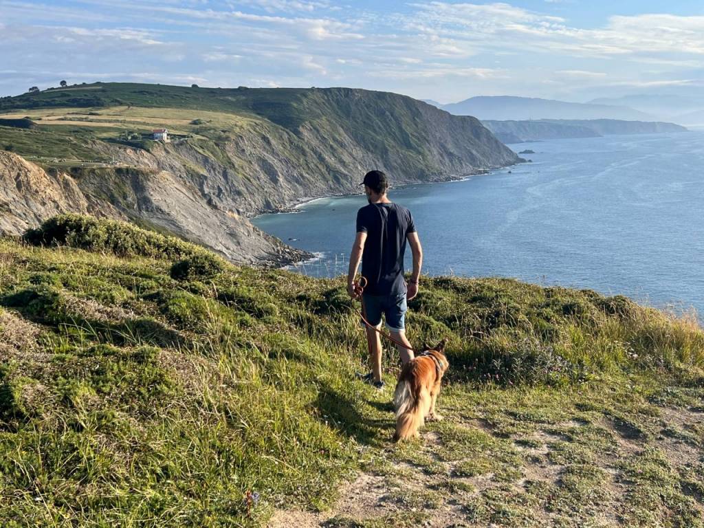 Caminata a cuatro patas entre acantilados y chapuzones en el mar