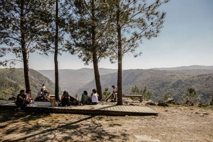 De pícnic a la sombrita en el mirador de Santiorxo.