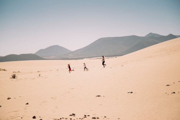 Surf con niños en Fuerteventura: bajando dunas