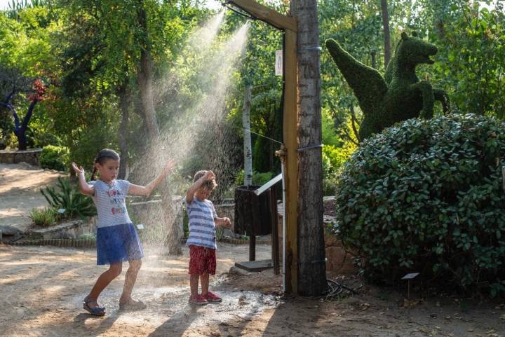 Y para los días de más calor, una ducha se convierte en un refrescante juego.