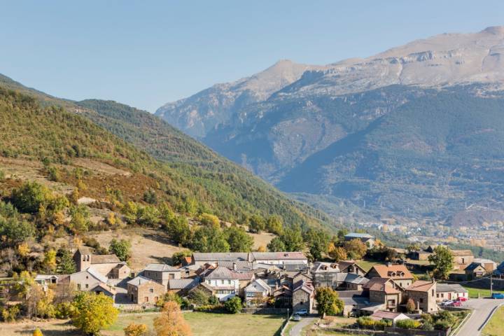 Parques naturales, pueblos con encanto, ibones, valles, ríos salvajes y barrancos que llaman a la aventura.