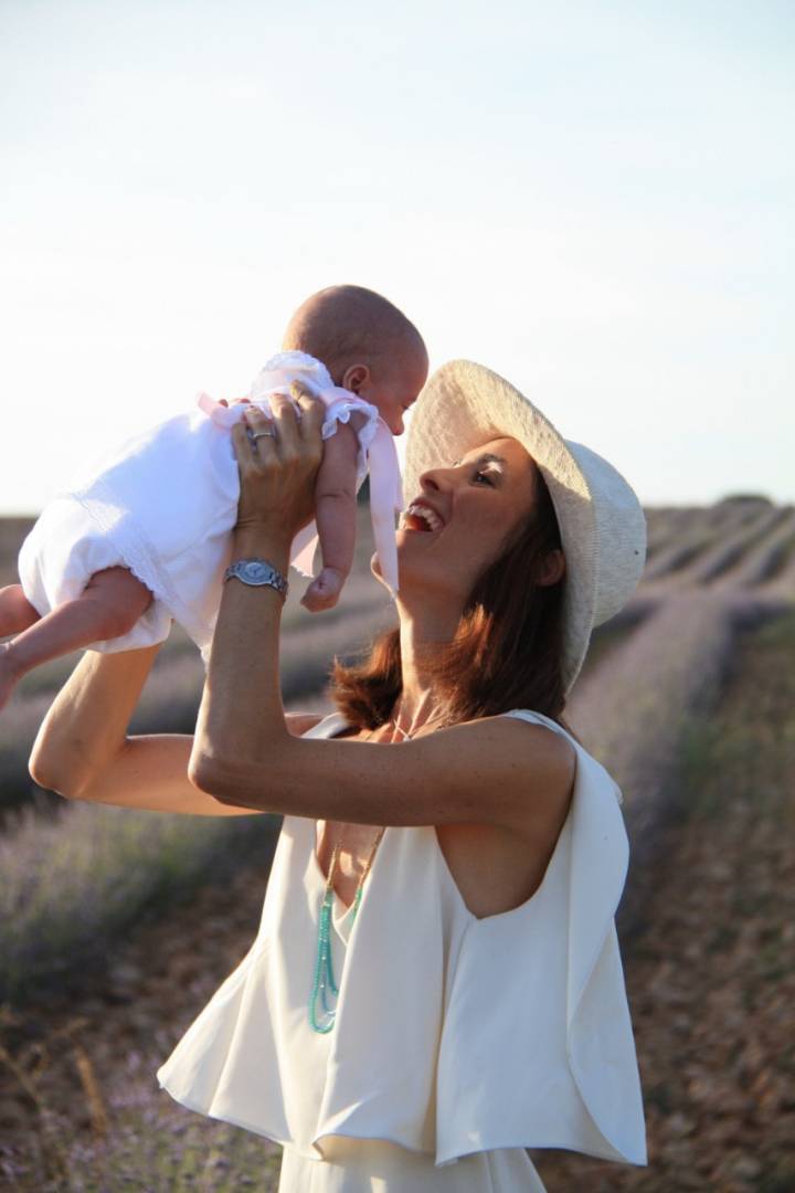 Campos de lavanda Brihuega (Guadalajara): Johanna Saldon con su bebé