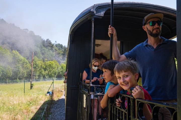 Museo Vasco del Ferrocarril en Azpeitia niños en el tren