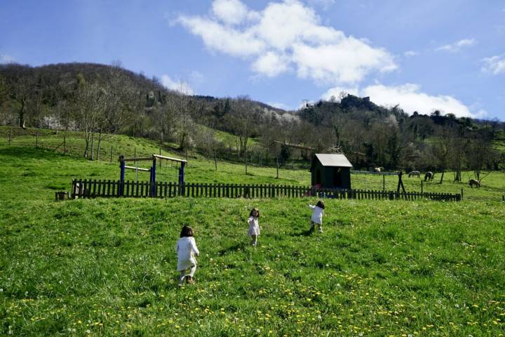 Niñas jugando en el Parque de la Prehistoria de Teverga (Asturias)