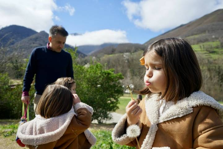 Una niña juega con una flor en el Parque de la Prehistoria de Teverga (Asturias)