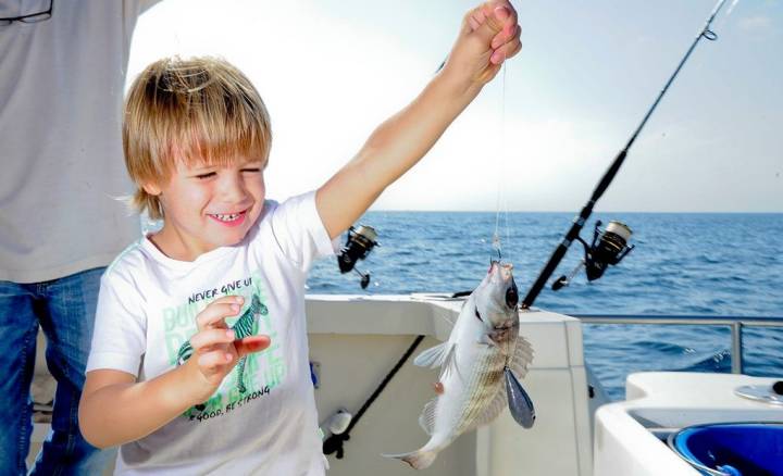 Ilusión en el barco con la pesca.