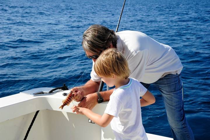 A los niños les explican todo el proceso de pesca y el tipo de pez que han pescado.