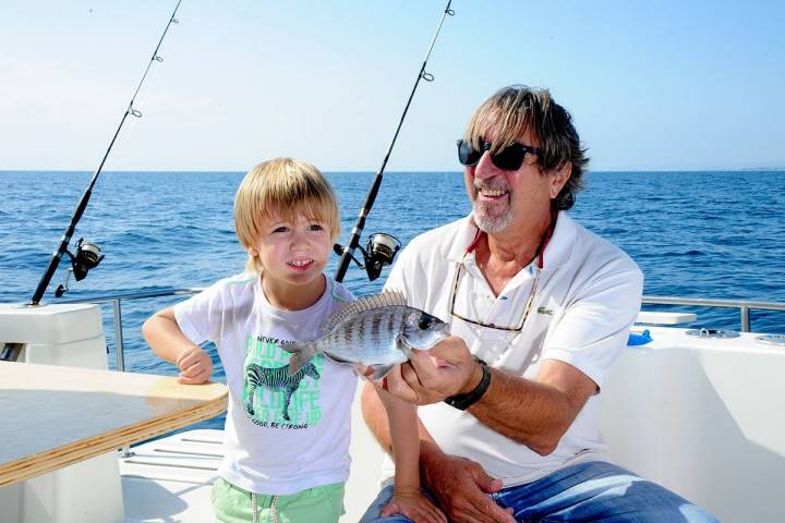 Cada familia se lleva luego su pescado a casa.