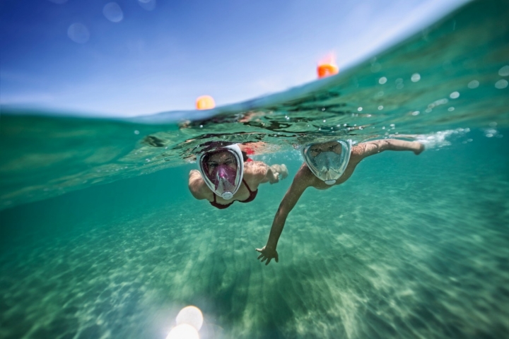No olvides las máscaras de snorkel para un día divertido en familia. No olvides las máscaras de snorkel para un día divertido en familia.