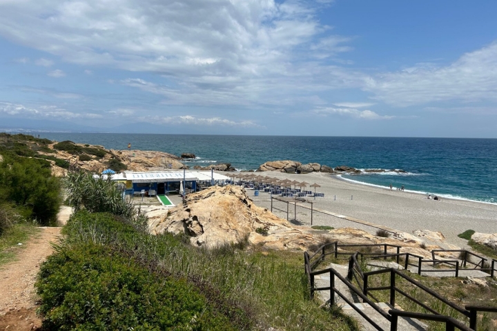 La playa de Punta Chullera, en Manilva, marca el cambio de la provincia de Málaga al Campo de Gibraltar de Cádiz.  La playa de Punta Chullera, en Manilva, marca el cambio de la provincia de Málaga al Campo de Gibraltar de Cádiz.