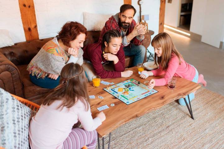 Familia jugando en casa