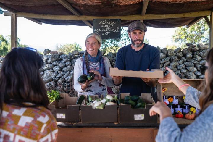 Anneleen y Jorge en el puesto de su finca Ecos del Lozoya (Madrid).