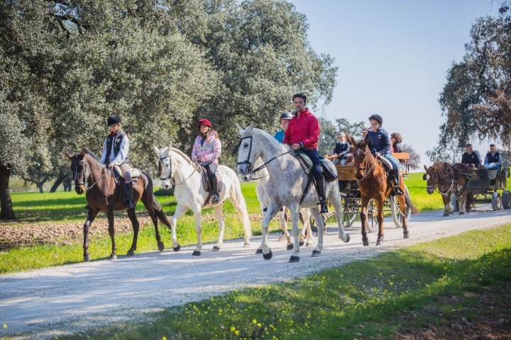 Diego Martínez capitanea el grupo de caballos y niños de la ruta.