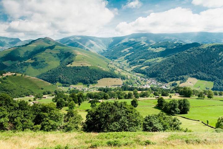 El verde de las montañas de Vega de Pas invita a pasar el día fuera.