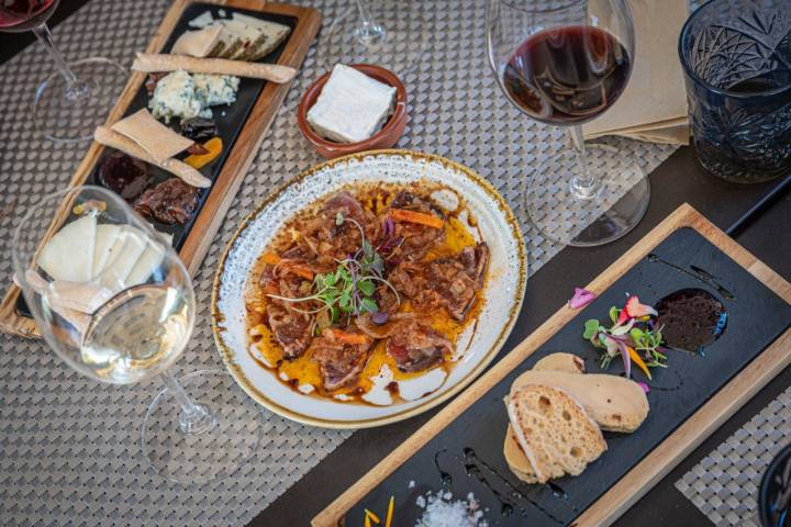 El Vendrell 29/04/23 Visita guiada a la bodega Avgvstvs Forvm. Así como también comida en el espacio gastronomico.AUTOR: MANU MITRU