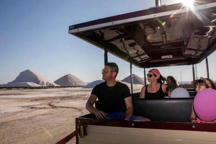 Los ingleses son los turistas que más visitan las Salinas.